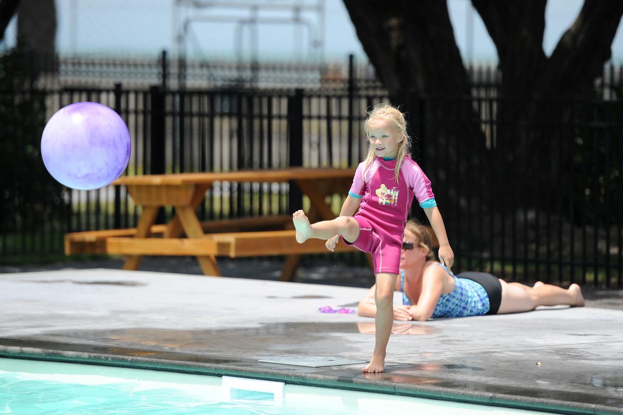 Waikanae Beach Top 10 Holiday Park جيسبورن المظهر الخارجي الصورة